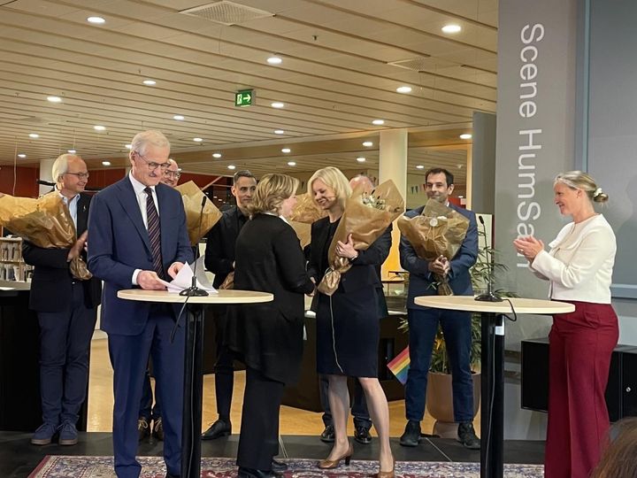 Barbara Wasson (SLATE) blir gratulert av forsknings- og høyere utdanningsminister Sigrun Aasland under pressekonferansen med statsminister Jonas Gahr Støre, de seks senterlederne og Forskningsråd-leder Mari Sundli Tveit, juni 2025.