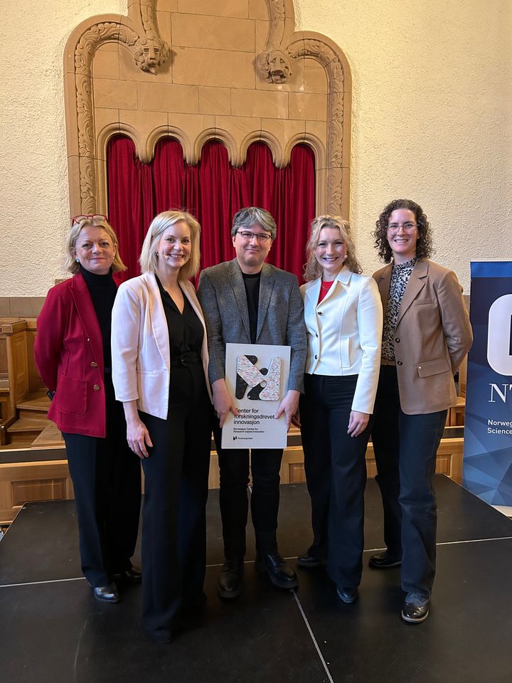 Tildelingen av Senter for forskningsdrevet innovasjon ble offentliggjort i dag av forsknings- og høyere utdanningsminister Sigrun Aasland . På bildet fra venstre: Anne Kristin Fahlvik, Forskningsrådet, Sigrun Aasland, Charalampos Tzoulis, digitaliseringsminister Karianne Tung, Yamila Torres Cleuren.