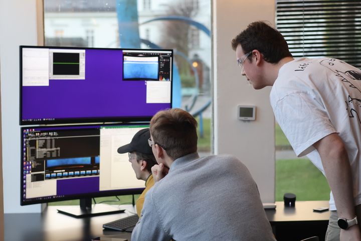 Illustrasjonsbildet viser tre studenter som ser på en skjerm.