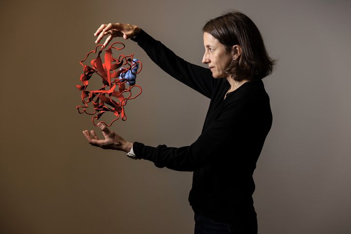 Bildet viser forskeren som holder opp en 3D-modell