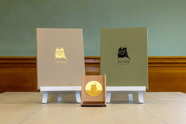 Holbergprisen og Nils Klim-prisen: diplomer og medalje.