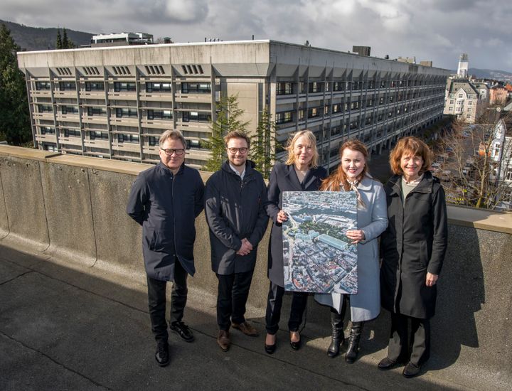 Universitetsdirektør Tore TUngodden, fylkesvaraordfører Stian Davies (Ap), UiB-rektor Margareth Hagen, gruppeleder for Bergen Arbeiderparti Linn Engø, og dekan ved Fakultet for naturvitenskap og teknologi Gunn Mangerud foran Realfagbygget som skal rehabiliteres.