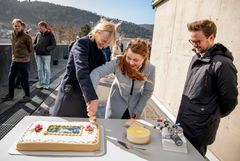 UiB-rektor Margareth Hagen, gruppeleder for AP i Bergen Linn Engø og fylkesvaraordfører Stian Davies (Ap) feiret regjeringens konseptvalg med kake.