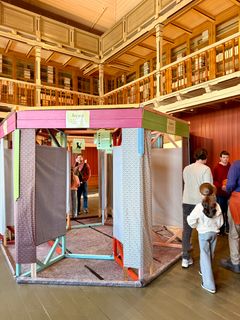 Kalenderpaviljongen i Tårnsalen: Publikum ble invitert inn til å finne ut hvilken ukedag de ble født på.