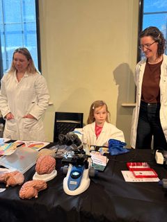 Publikum fikk studere på nært hold hvordan forskere lager små “mini-hjerner” av stamceller for å forstå hvordan hjernesykdommer oppstår.