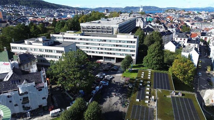 Et dronebilde som viser flere av byggene tilknyttet Fakultet for naturvitenskap og teknologi (UiB) i Bergen.