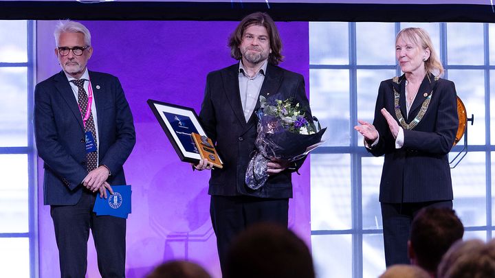 Viserektor Kjell-Morten Myhr og rektor Margareth Hagen tildelte tirsdag Christieprisen 2026 til Bergen Filharmoniske Orkester ved direktør Sigurd Sverdrup Sandmo. Foto: Silje Katrine Robinson, UiB