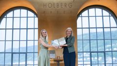 Forsknings- og høyere utdanningsminister Sigrun Aasland overrekker Nils Klim-prisen til Majse Lind.