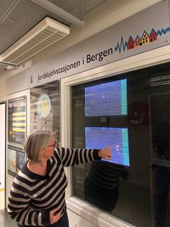 Mathilde Sørensen foran Jordskjelvmålingene ved UiB.