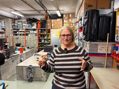 Mathilde Sørensen forklarer hvordan seisometeret fungerer.