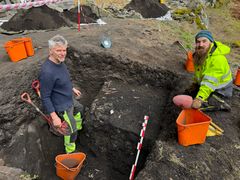 Fra utgravningen. Arkeologene Knut Andreas Bergsvik (venstre) og Erlend Kirkeng Jørgensen (høyre).