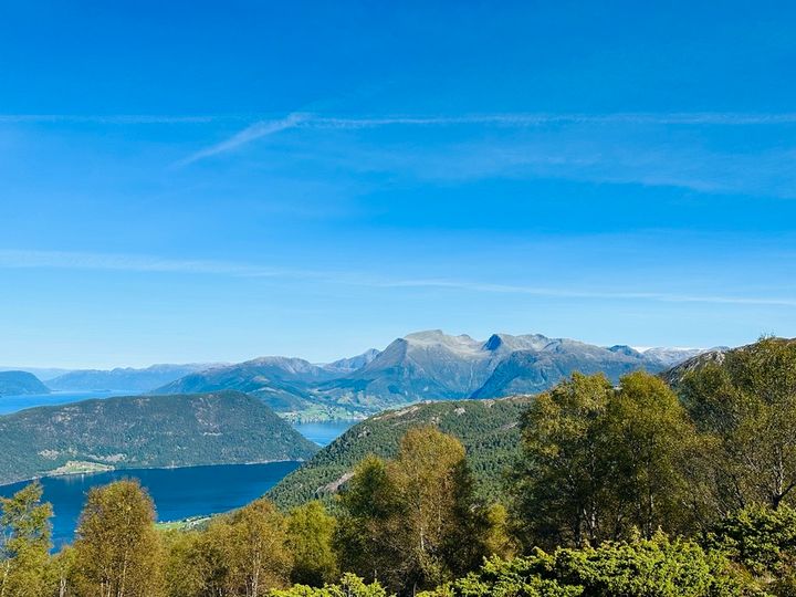 Rosendalsveko: Området rundt Rosendal er eit perfekt bakteppe for å snakke om klima og friluftsliv. På biletet ser ein blant anna Skålafjell, Melderskin, Folgefonna og tettstaden Rosendal.
