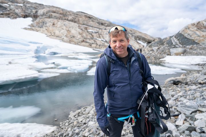 Leiar for Skandinavisk senter for fjellforskning (SMT), Jostein Bakke, på bretur på Folgefonna. 3. - 4. august deltar han på Rosenddalsveko på Folgefonnsenteret.