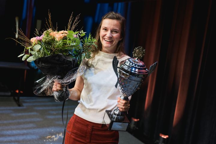 Bilde av Anna-Luise Schönheit rett etter hun har vunnet Forsker grand prix Bergen