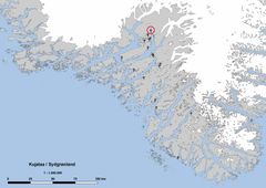 Kors markerer kirker fra de norrøne bosetternes tid på Sør-Grønland. Den røde sirkelen viser det nye funnet. Prikkerne er registrerte norrøne bosettinger. Grafikk: Nationalmuseet.