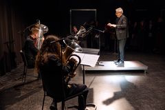 MUSIKALSK GRUNNSTEIN: Urfremførelse av musikkstykket “Grunnstein” komponert av Daniel Biró som er professor ved Griegakademiet. Musikere fra Pretty Little Tubas v/ Annika Skinstad van der Kooij, Nils Rainer Strüter Vågen, Isak Løseth Stenersen og Isak Brun-Iversen, Erik-Håkon Halvorsen, alle studenter fra Griegakademiet.
