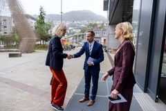 Statsråd Eileen Fugelsnes blir hilst velkommen av Geir Graff-Kallevåg, direktør Statsbygg og Margareth Hagen, rektor UiB