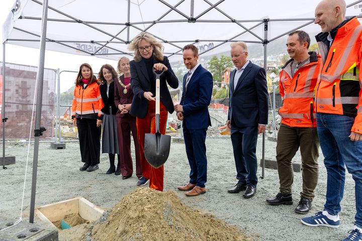 EN MILEPÆL: Forsknings og høyere utdanningsminister Eileen Fugelsnes fikk æren av å legge ned grunnsteinen for nye Griegakademiet. Fra venstre: Ragnhild Finne Bakke (prosjektleder, Statsbygg), Åsil Bøthun ( dekan KMD, UiB), Margareth Hagen (rektor UiB),  Geir Graff-Kallevåg (direktør Statsbygg), Helge Rekve (prosjektleder EIA UiB), Johannes Gullbrå (prosjektleder Veidekke) og Hans Olav Sørlie (konserndirektør, Veidekke)
