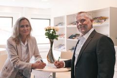 Rune Heimstad i Fair Group (t.h.) og Mona Askmann i Fredrikstad Energi har signert avtale om oppkjøp av faktura- og inkassoselskapet Maik.