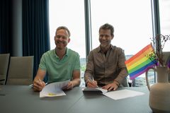 Christian Aandalen (t.v.) og Jørgen Lindbäck-Larsen signerer avtalen som offisielt starter samarbeidet.