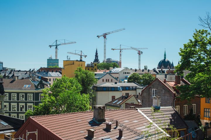 Bygg- og anleggsbransjen viser en markant nedgang i konkursomfaget sammenlignet med fjoråret. Rentekuttet i juni vil kunne gi positive utslag for flere hardt pressede bransjer som servering, bygg- og anlegg og detaljhandel.