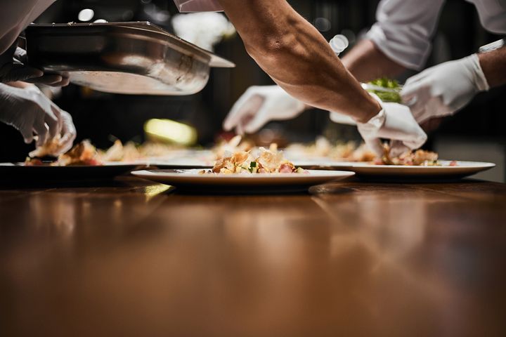 Serveringsbransjen sjokkerer med lavere konkurstakt i årets «verste måned».