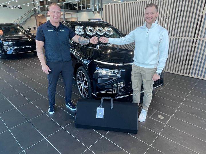 XPENG-kunde nummer 5000 i Norge, Olav Adrian Larsen, får overlevert sin nye bil av selger Ola Edvardsen Gaarden hos Bilia Hamar. Kunden fikk også overrakt et sleeping kit fra XPENG, som er en oppblåsbar seng en kan benytte ved overnatting i bilen.