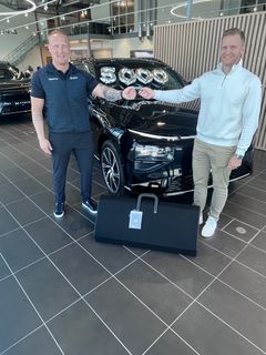Bilselger Ola Edvardsen Gaarden overleverer nøkkel til XPENG nummer 5000 til den lykkelige kunden Olav Adrian Larsen. Xpeng Motors Norway overrasket kunden med et sleeping kit, en oppblåsbar seng som kan benyttes ved overnatting i bilen.
