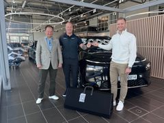 Knut Arne Marcussen fra Xpeng Motors Norway var med på overrekkelsen av XPENG nummer 5000 i Norge, sammen med bilselger Ola Edvardsen Gaarden og den lykkelige kunden Olav Adrian Larsen.