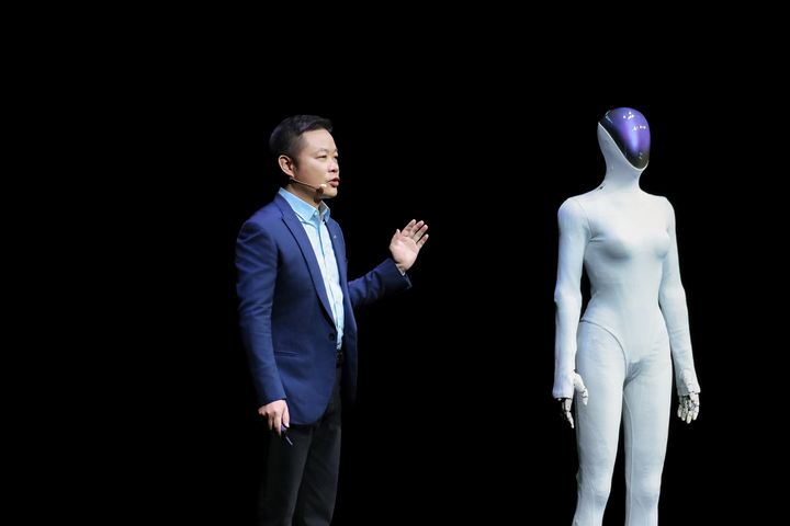 Toppsjef i XPENG, He Xiaopeng, demonstrerer den nye humanoidroboten.