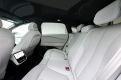 I baksetet har passasjerene også en egen skjerm på 8,8-tommer som blant annet fungerer som kontrollpanel.