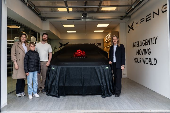 XPENG-kunde nummer 10 000 er Thomas Apeland Lid og samboer Stine Meland Amdal fra Haugesund sammen med sønnen Liam. Utleveringsspesialist Gunnhild Salte Vagle hos Ålgårds Auto sto for overleveringen av bilen.
