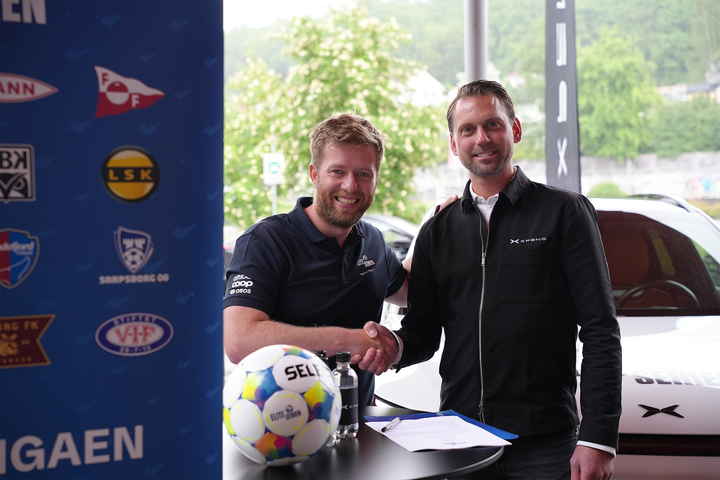 Administrerende direktør Jens Haugland i Norsk Toppfotball og managing director Claes Persson i XPENG Norge
