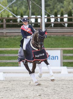 – Jeg er stolt og rørt over hesten min, sier Emma Løkken.