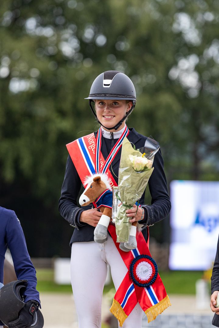 Martine Berheim Skår fra Kleppe ble årets norgesmester i sprangridning i juniorklassen. (Foto: Helene Gjerde Aamdal)