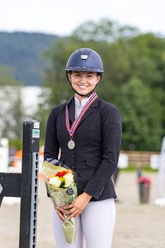 Ada Braaten Johnsen sikret seg årets sølvmedalje, sammen med hesten Plietsch.(Foto: Helene Gjerde Aamdal)