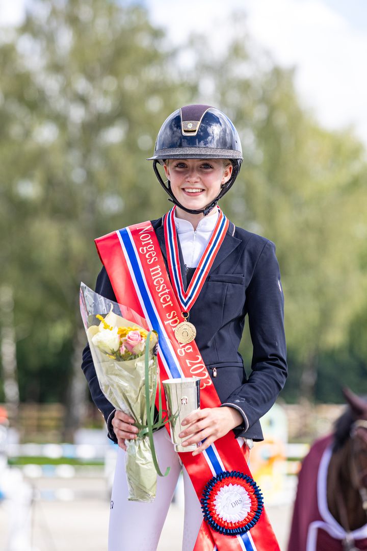 Mie Sofie Nielsen Johannessen mistet hesten hun satset med i februar i år, men med ny drømmehest red hun seg opp til NM-gull i children-klassen i Drammen denne helgen. (Foto: Helene Gjerde Aamdal)