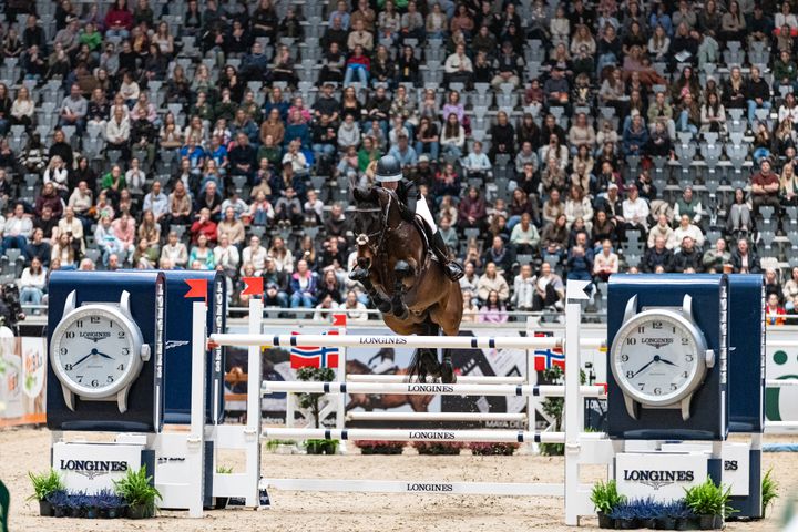 Victoria Gulliksen og hesten Mistral van de Vogelzang sikret seg en sterk fjerdeplass søndag kveld i World Cup-kvalifiseringen i tyske Stuttgart.