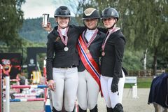 Norges tre beste ryttere i klassen for unge ryttere - ryttere i alderen 18-21 år: Gullvinner Ingrid Sandhei Bjørklund sammen med Siri Endresen og Mathea Omberg Christiansen som tok henholdsvis sølv og bronse.