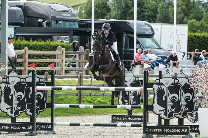 Amalie Marie Litland med hesten Du Beau Z tok et suverent gull i juniorklassen under helgens NM i sprangridning.