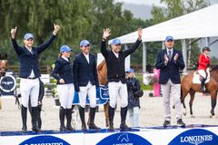 -Et svært viktig stevne for oss på hjemmebane, sa landslagsleder Mikael Kolind (th) som kunne stå på pallen sammen det norske laget og blant annet motta en klokke fra Longines som premie. Fra venstre Johan-Sebastian Gulliksen, Mira Høidal, Pål Flam og Geir Gulliksen.