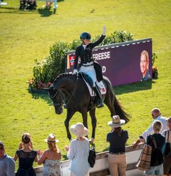 Takk for støtten: Isabel Freese kunne smile og vinke til publikum etter en vellykket Grand Prix med Total Hope OLD – nå venter Grand Prix Special fredag.