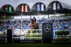 Johan-Sebastian Gulliksen og Equine America Harwich VDL er  med i kampen i Aachen. En formidabel feilfri runde torsdag sikret 29-åringen plass blant de 60 beste individuelt – og videre avansement i VM.