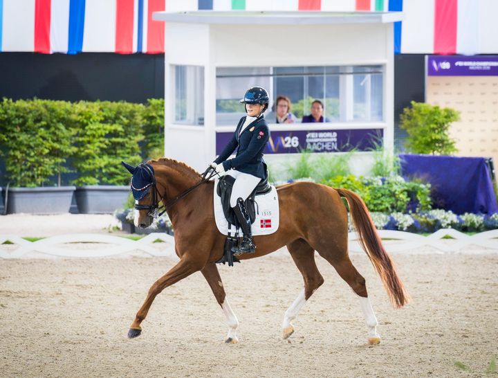 Mira Antonsen Hjelle og Atterupgaards Dora avsluttet en sterk VM-debut med 72,340 prosent og syvendeplass i kürfinalen. – Jeg er fornøyd med at jeg har prestert bedre enn jeg har gjort før, og at jeg har klart det i et VM, sier 19-åringen.