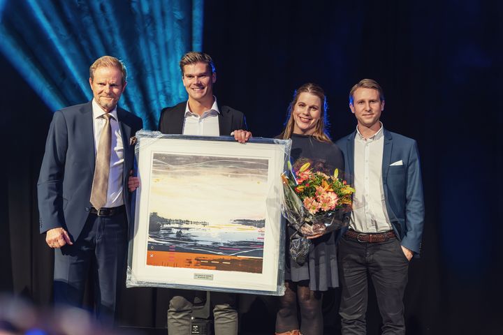 VINNERE: Her mottar Helthjem miljøprisen. Fra venstre: Are Kjensli, Daniel Kongstvedt, Anne-Stine Talseth og Fredrik Stavik.