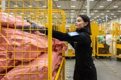 STORHANDEL: Én million pakker er håndtert av Helthjem i løpet av få dager, en stor andel av disse pakkene går innom hovedterminalen i Vestby.