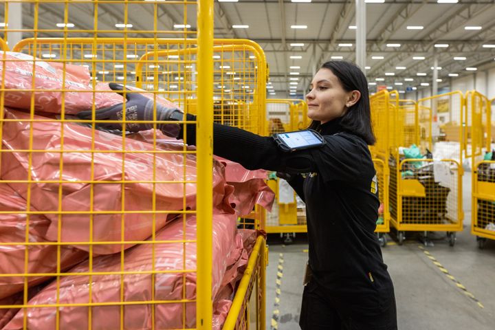 STORHANDEL: Én million pakker er håndtert av Helthjem i løpet av få dager, en stor andel av disse pakkene går innom hovedterminalen i Vestby.