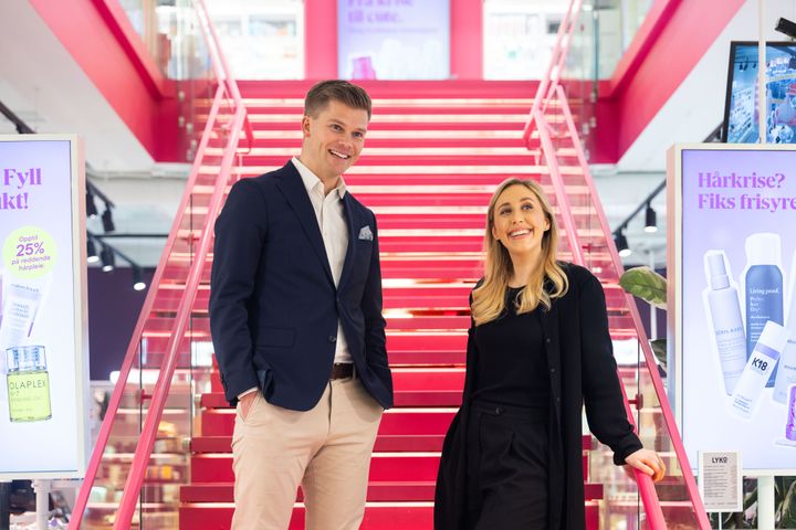 Styrker samarbeidet: Daniel Kongstvedt, direktør for netthandel i Helthjem, og Aleksandra Dybdahl Holte, landsjef i Lyko Norge, i Lykos butikk på Karl Johan i forbindelse med lanseringen av helelektrisk langtransport.