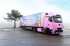 Rosa blikkfang: Den rosa, helelektriske lastebilen går nå i fast rute mellom Sverige og Norge.