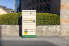 ENKEL TILGANG: Helthjems signaturgule pakkeskap skal gi kundene full fleksibilitet. Her kan pakkene hentes med noen få tastetrykk, akkurat når det passer.